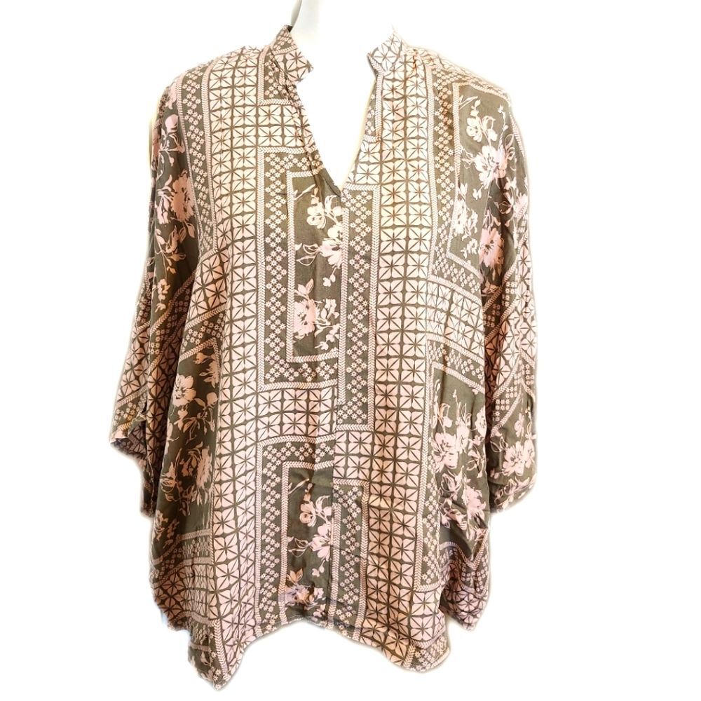 Andree by Unit NWT v-neck floral and geometric 3/4 sleeve blouse ML